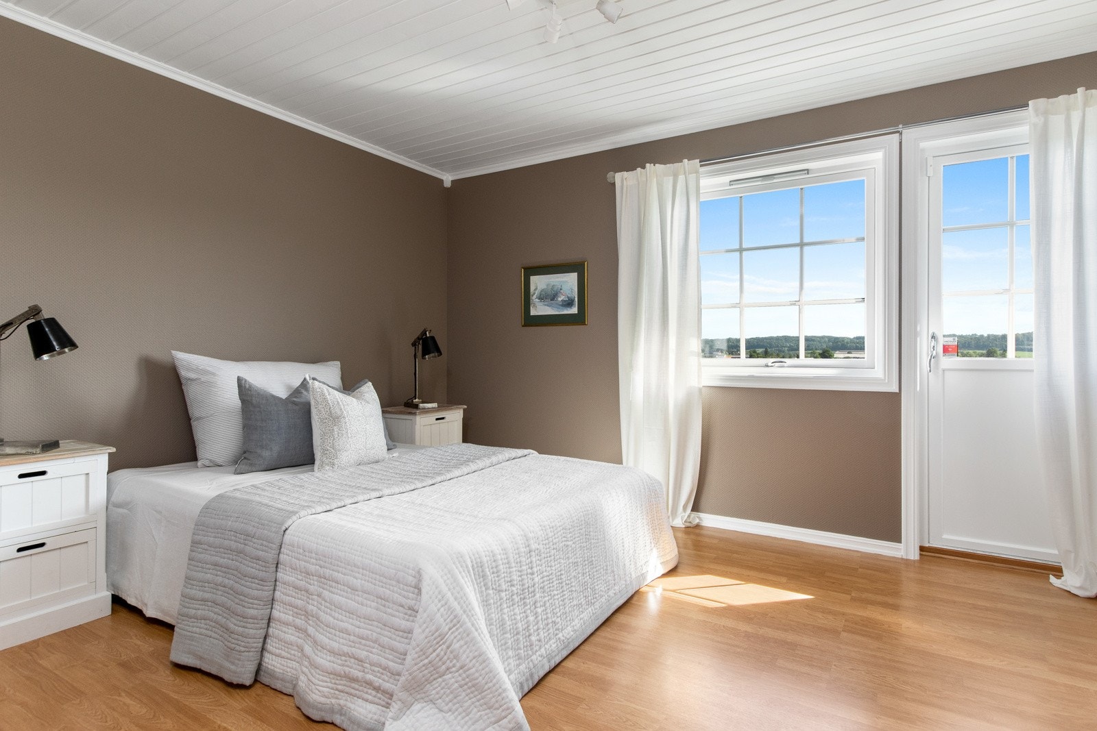 Eiendommens hoveddel har totalt 4 soverom. 3 i toppetasjen og 1 i hovedetasjen. Hovedsoverommet har egen dør til terrassen. Galleribilde