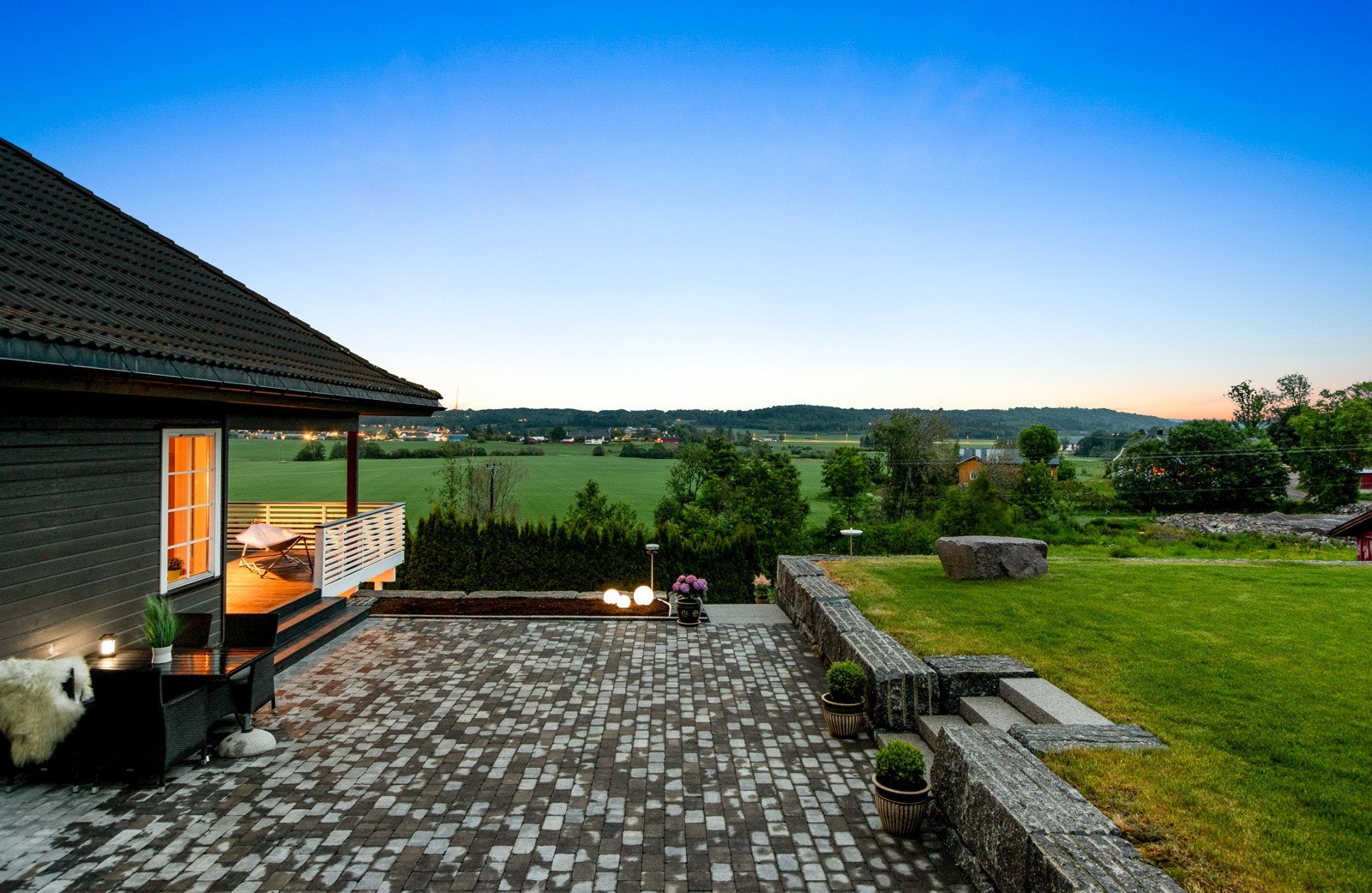 Her kan du nyte en velholdt og oppgradert uteplass som passer perfekt for både avslapning og sosiale sammenkomster. Galleribilde