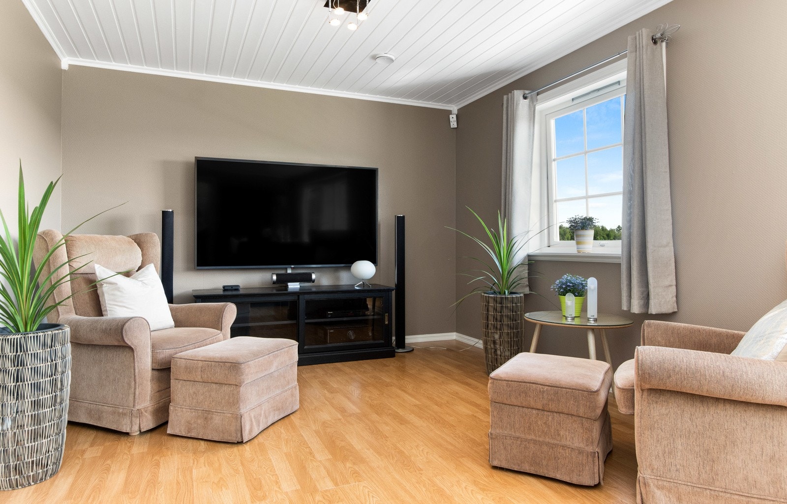 Dette er rommet hvor du kan trekke deg tilbake og slappe av foran TV-en, lese en god bok i lenestolen, eller nyte et glass vin med venner Galleribilde