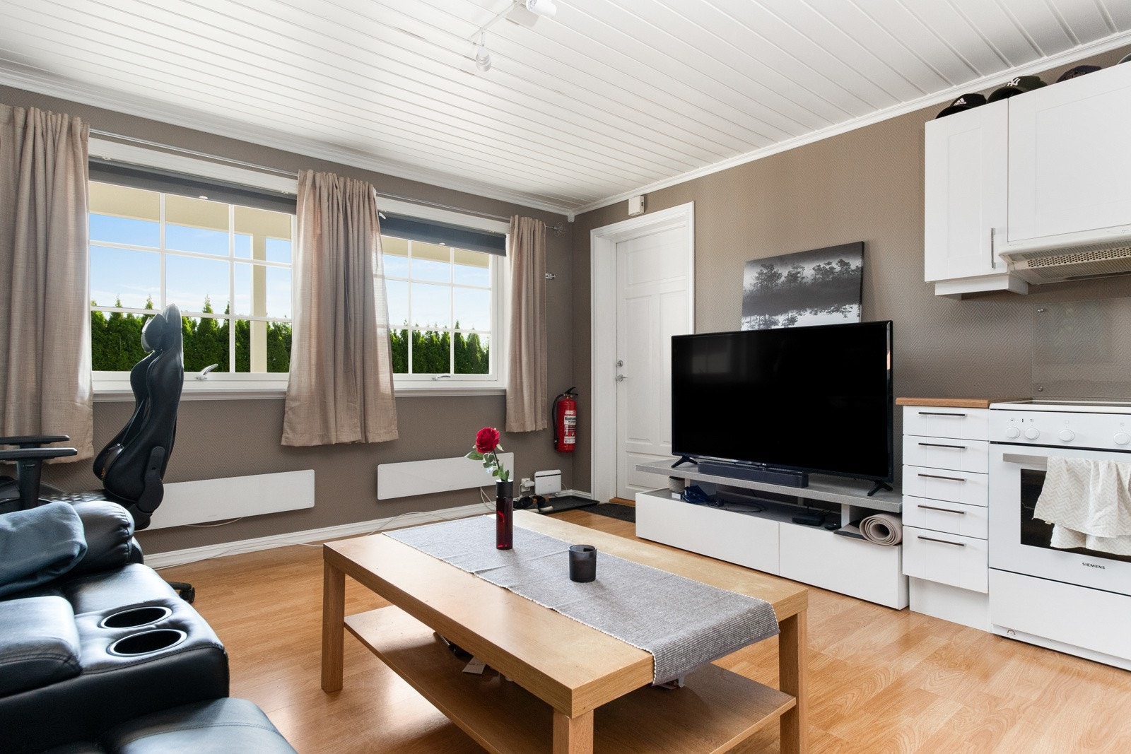 Den er på ca 40 kvm og byr på en romslig stue/kjøkkenløsning som enkelt lar seg innrede. Galleribilde