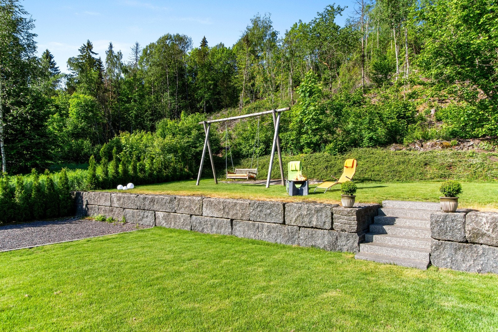 Hagen er et perfekt samlingssted for hele familien, med god plass til alt fra trampoline og kjøkkenhage til fotballmål og volleyballnett. Galleribilde