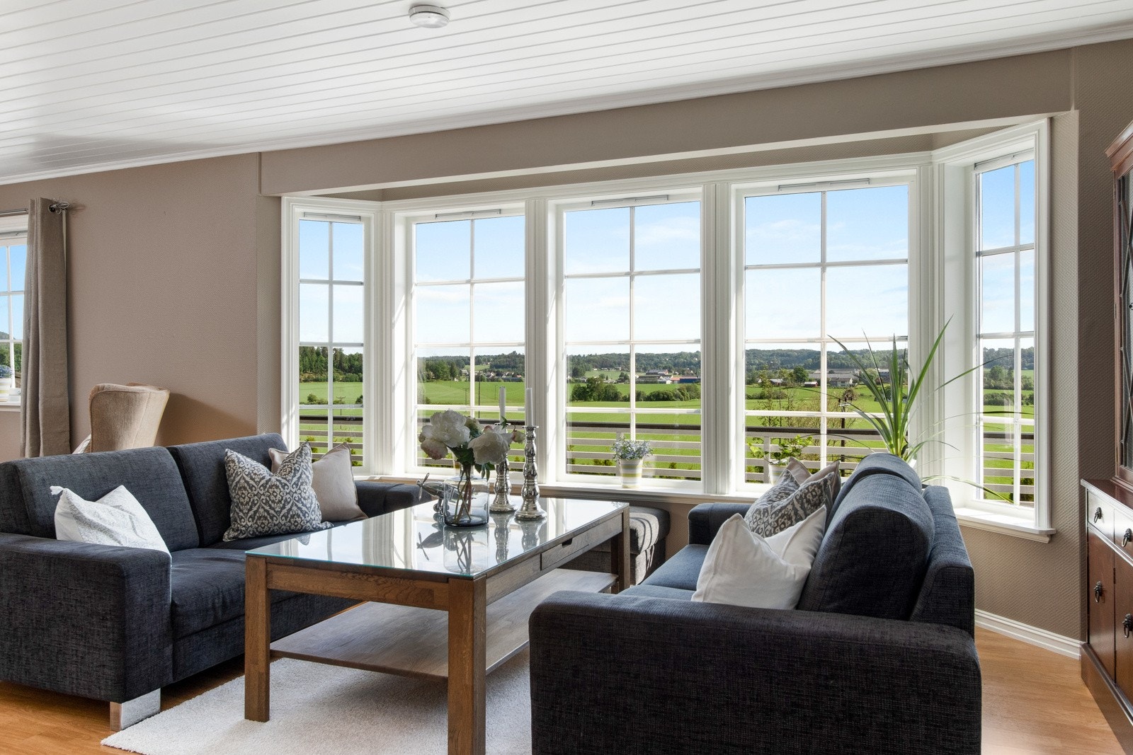 Stuen har en moderne fargepalett som skaper en varm og koselig atmosfære og er det perfekte stedet for både avslapning og sosiale sammenkomster. Galleribilde