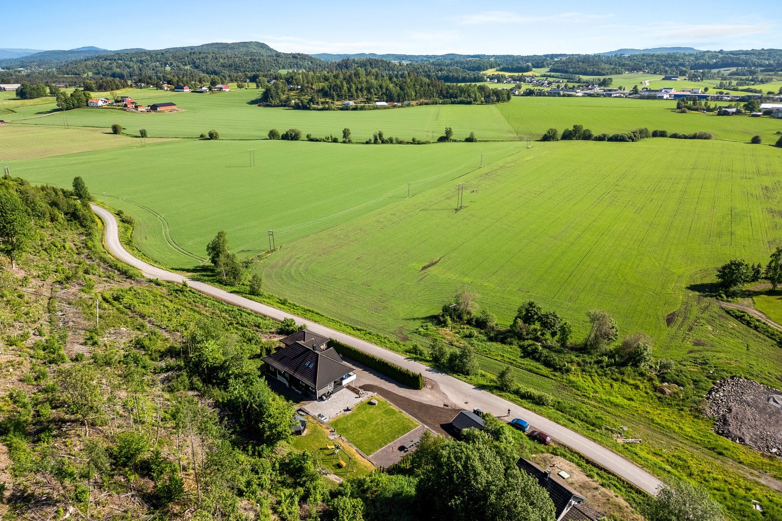 Beliggenheten gir en solrik atmosfære hele dagen, og omgivelsene av grøntområder og skog gir en fredelig og naturskjønn ramme. Galleribilde