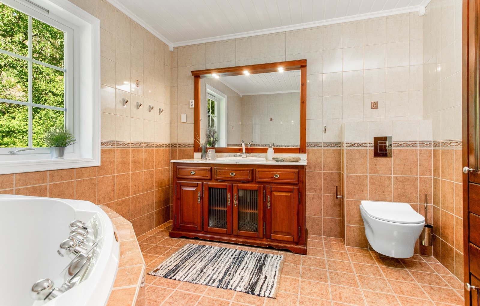 Innredening har enkelservant med god oppbevaringsplass og speil med godt overlys. Servantkran og WC er byttet i senere tid. Galleribilde