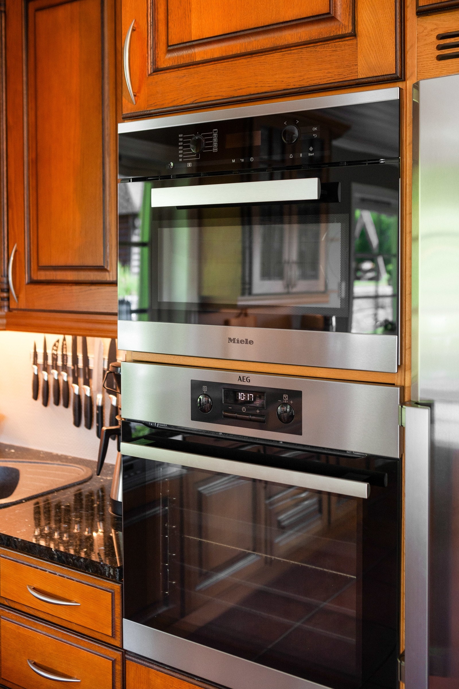 Kjøkkenet er utstyrt med integrerte hvitevarer fra Miele og AEG i rustfritt stål, inkludert en stor kjøl/frys, stekeovn, mikro og oppvaskmaskin. Galleribilde