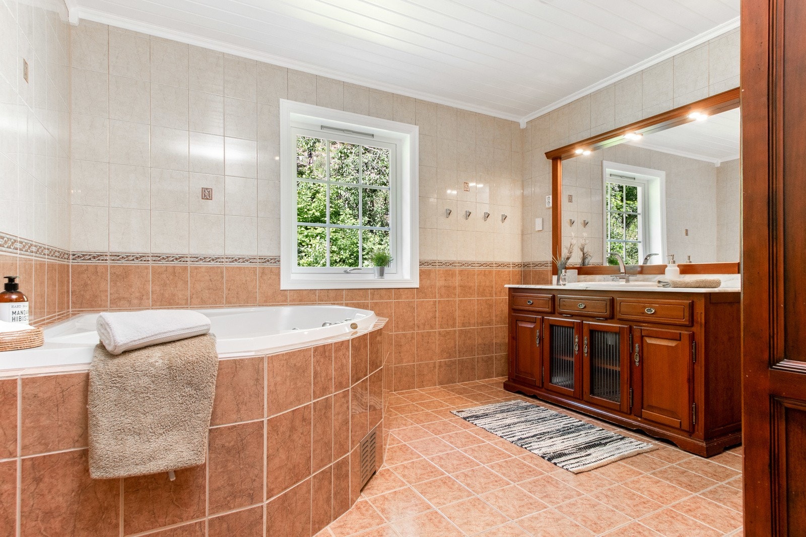 Badet er fra byggeår og byr på hele 14 kvm! Her er det plass til hele familien samtidig. Galleribilde