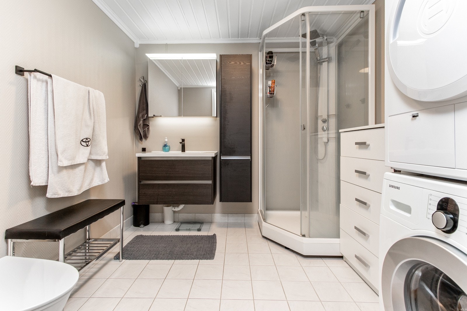 Bad med opplegg for både vaskemaskin og tørketrommel. Galleribilde