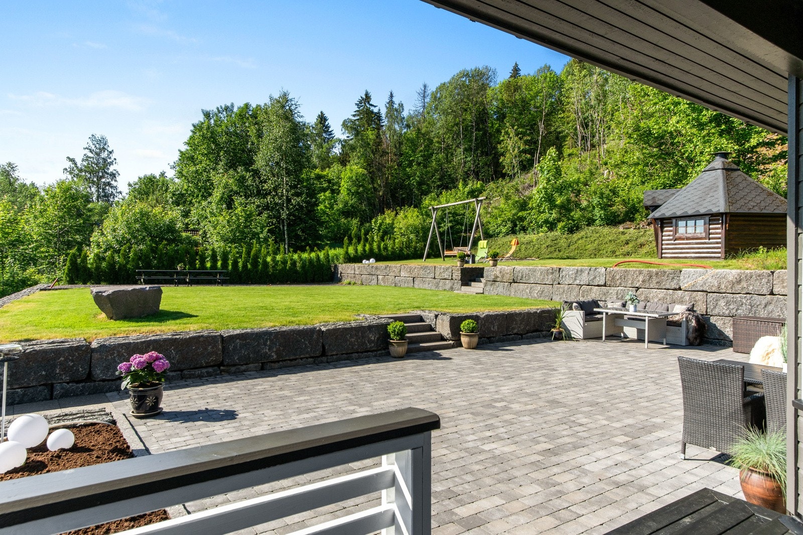 Her kan du nyte en velholdt og oppgradert uteplass som passer perfekt for både avslapning og sosiale sammenkomster. Galleribilde