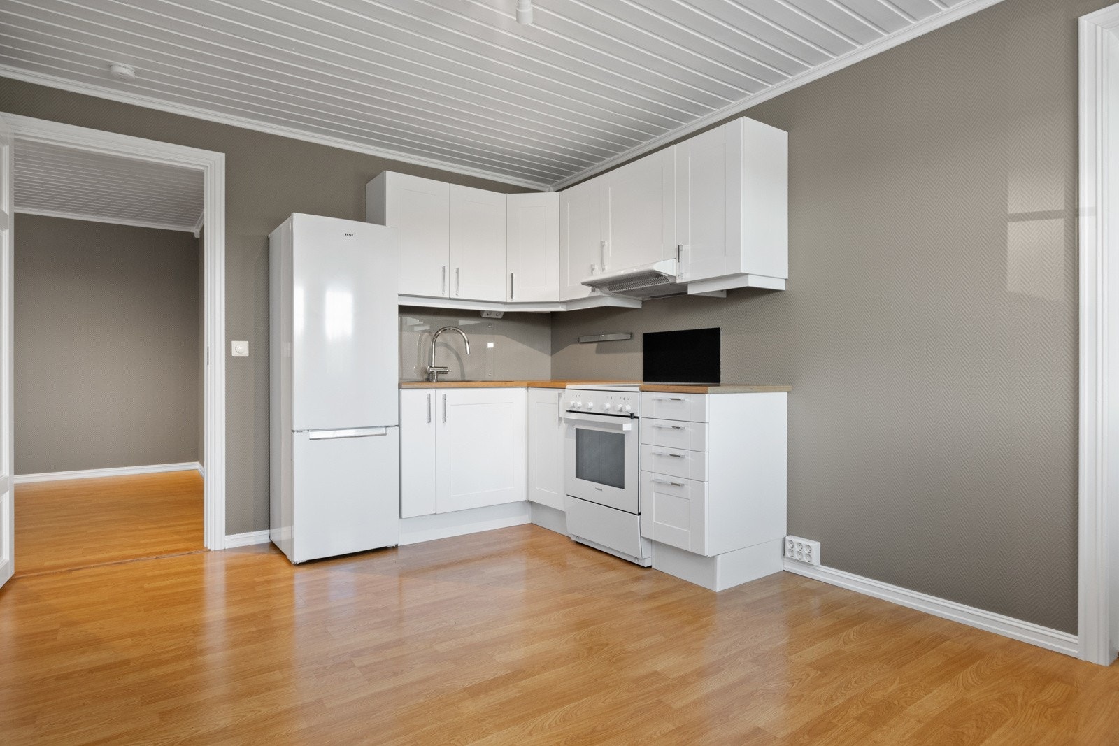 Denne hybelen er like stor og har blitt påkostet med nye kjøkkenfronter og kran. Galleribilde