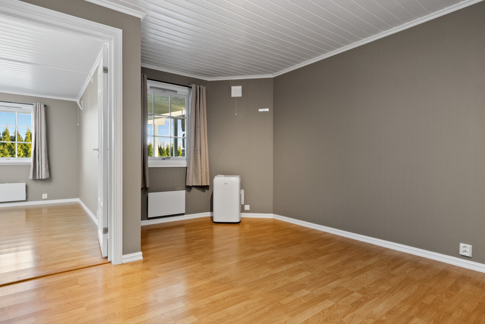 Den har lysmalte overflater og trestavs laminat gulv samt en praktisk romløsning som enkelt lar seg innrede. Galleribilde