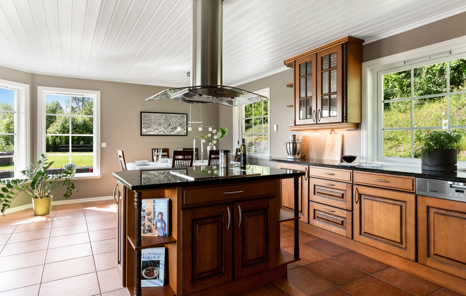 Eiendommen har et romslig og pent Huseby kjøkken som er perfekt for både hverdagslige måltider og store sammenkomster. Galleribilde