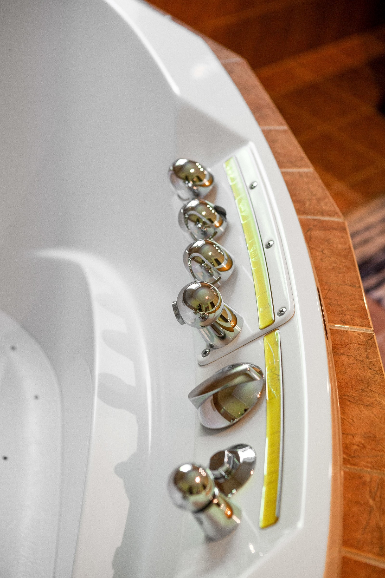 Badet er fra 2002 med integrert Hurricane massasjekar med dusjhode. Galleribilde