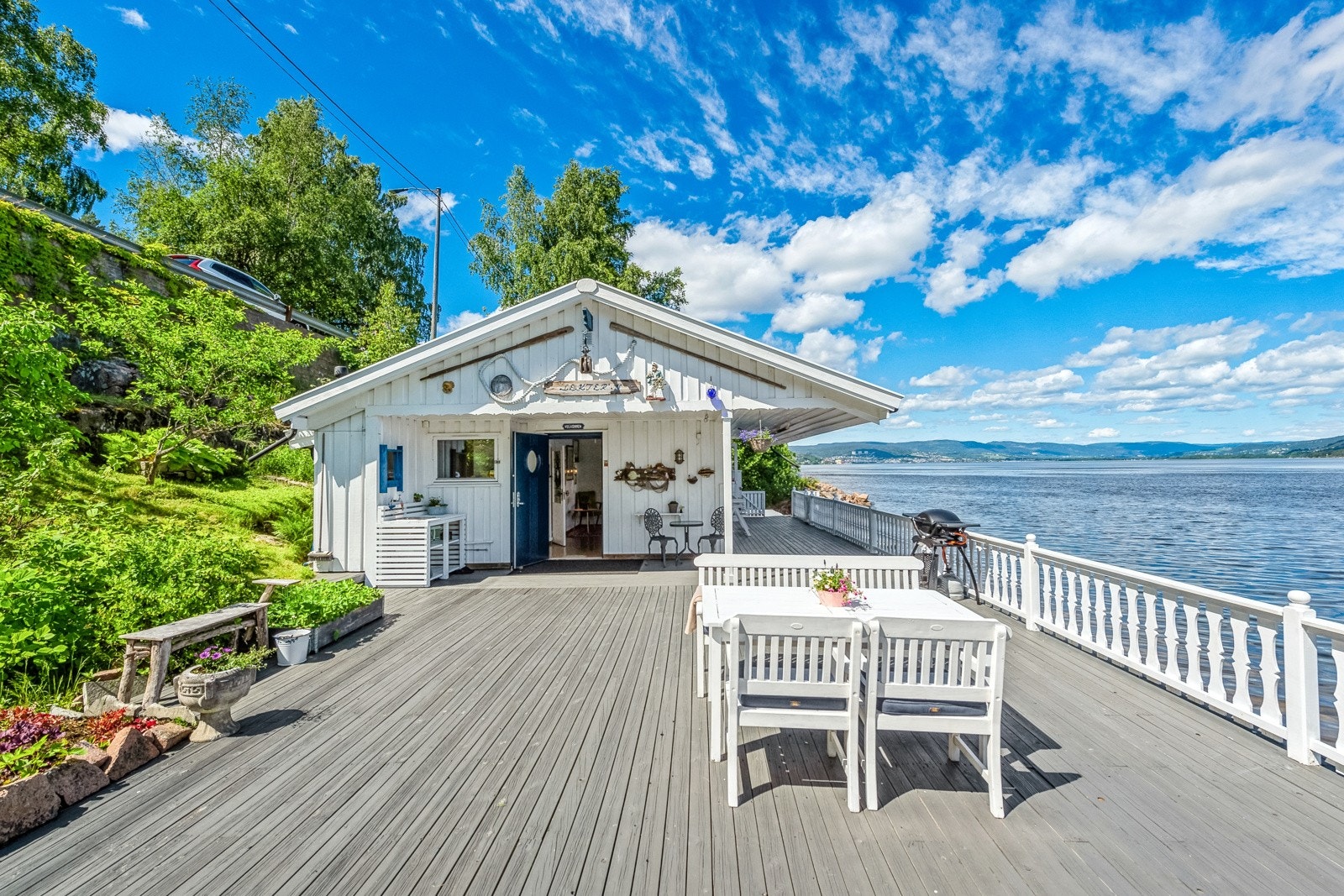 Eiendommen består av fritidsbolig, anneks samt en herlig terrasse på 120 kvm Galleribilde