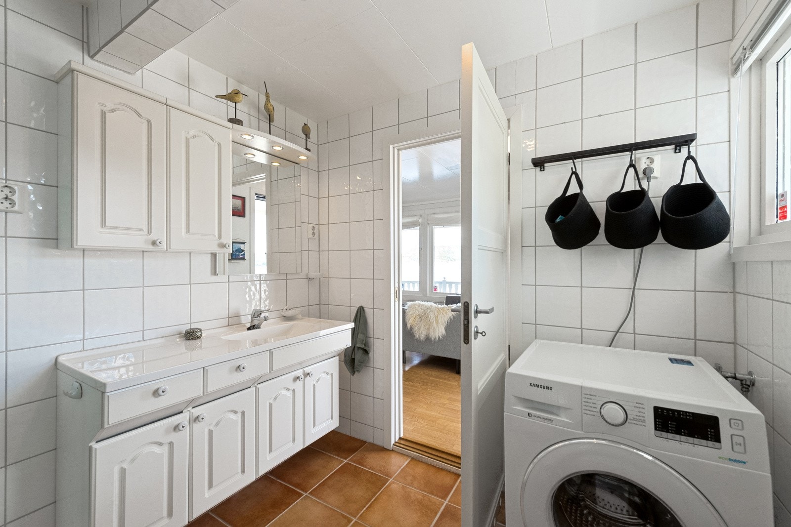 Bad i hytten med opplegg for vaskemaskin samt varmekabler i gulv Galleribilde