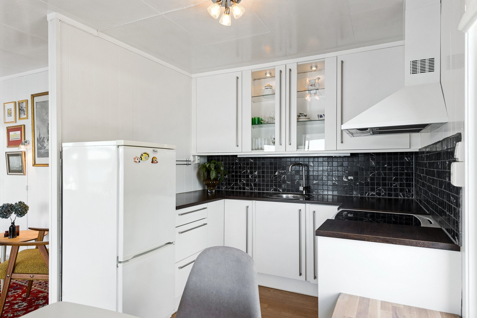 Kjøkken i åpen løsning mot stuen Galleribilde