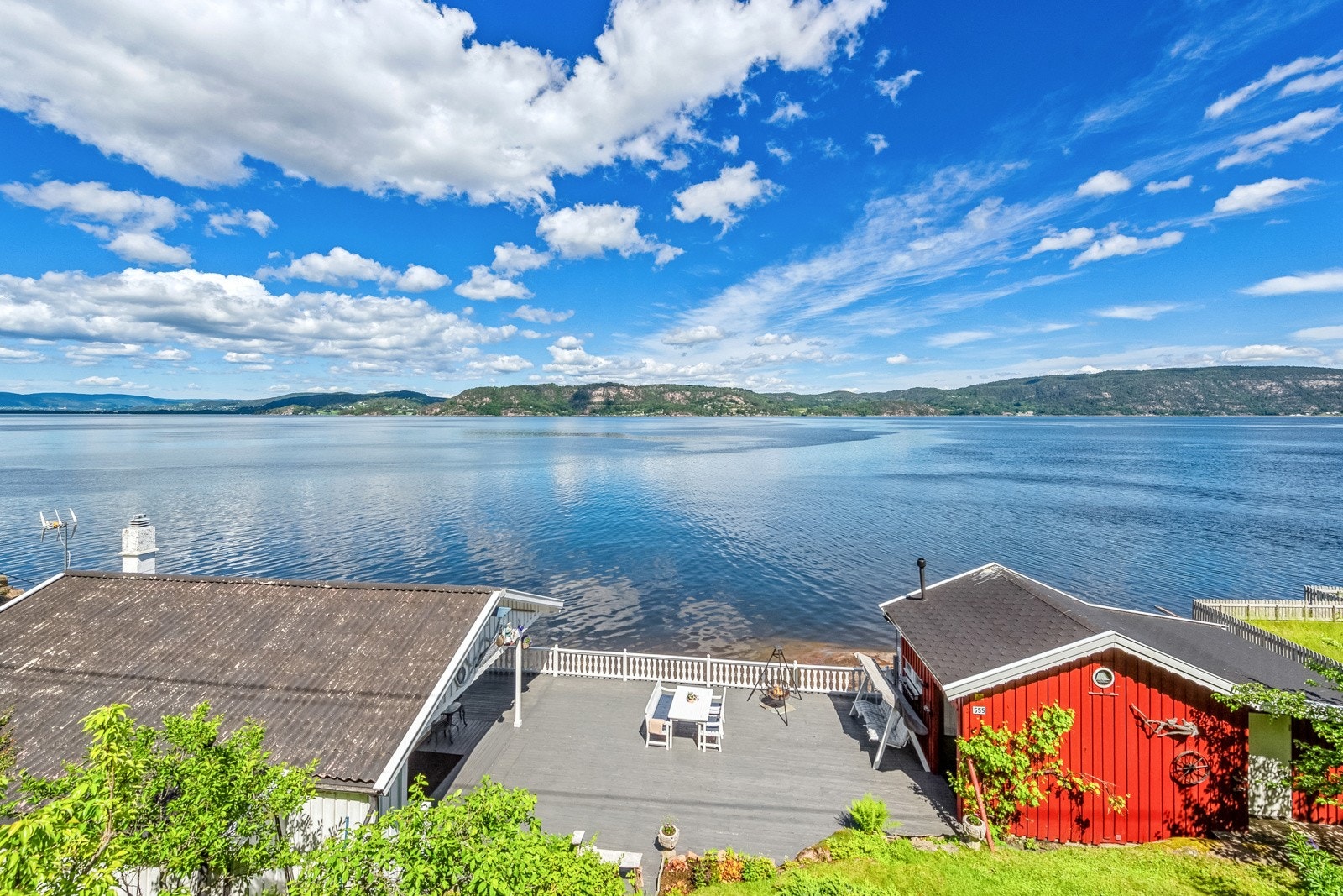 Fritidsboligen ligger helt i vannkanten, nærmere enn dette kommer man stort sett ikke Galleribilde