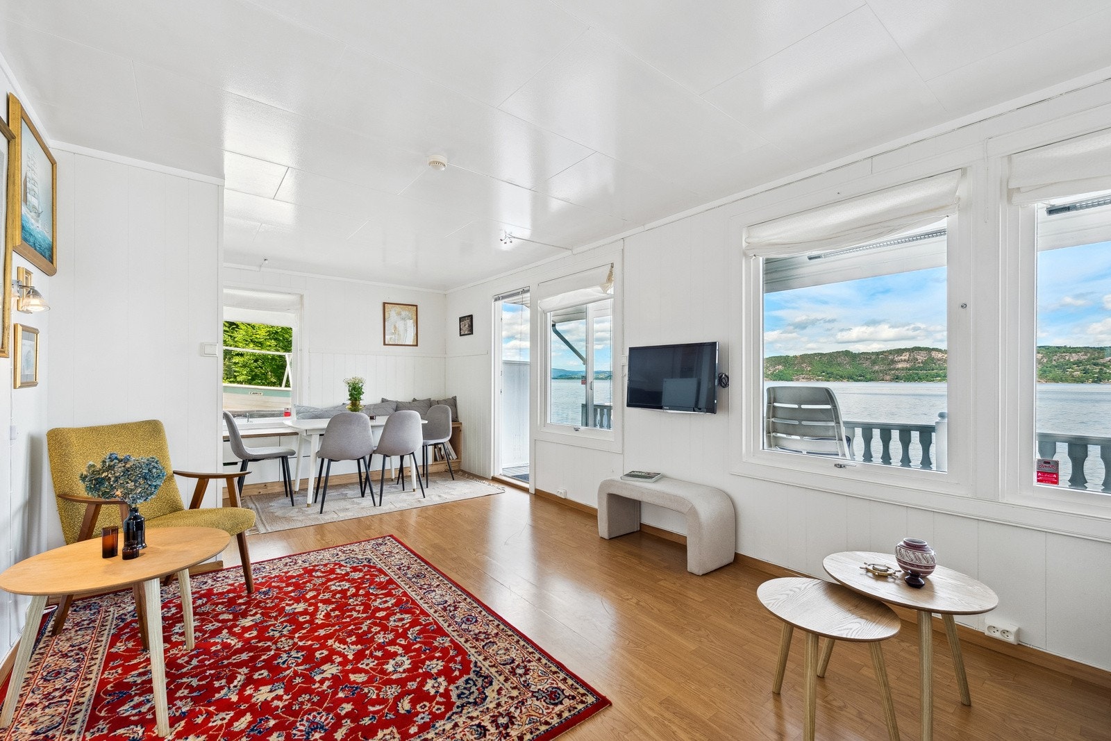 Fra stuevinduene har man herlig sjøutsikt Galleribilde