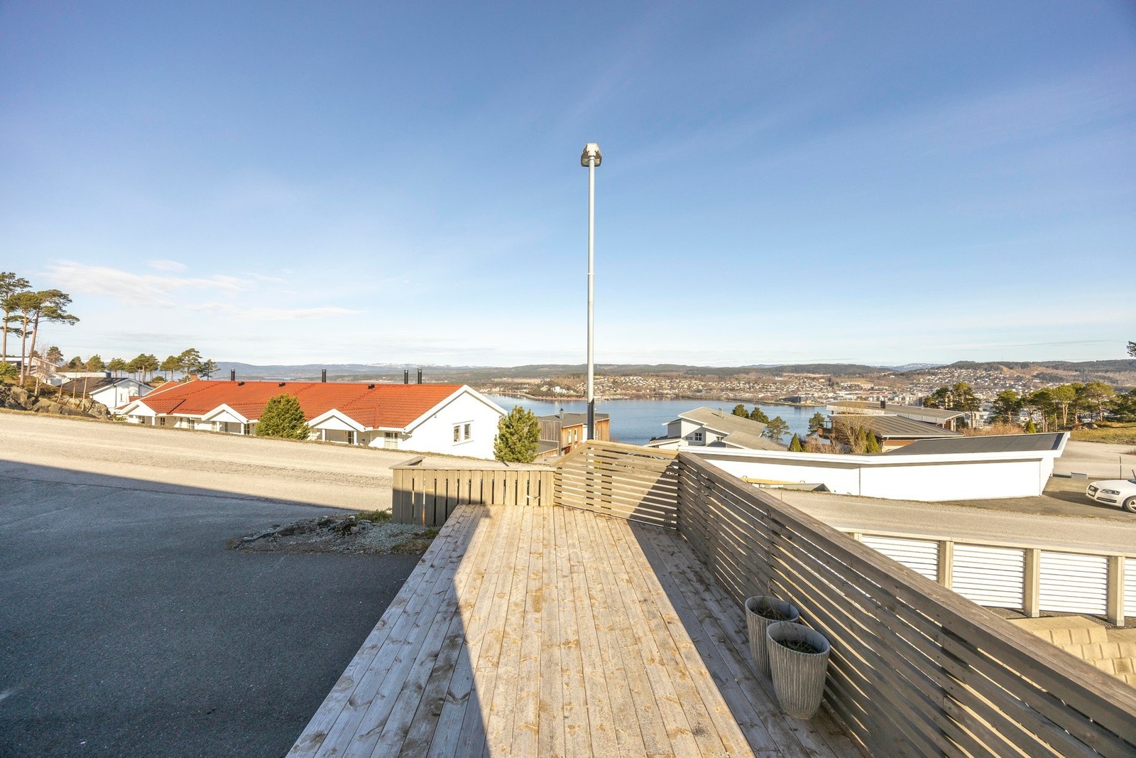 Fra markterrassen har man utsikt mot sjøen! Galleribilde