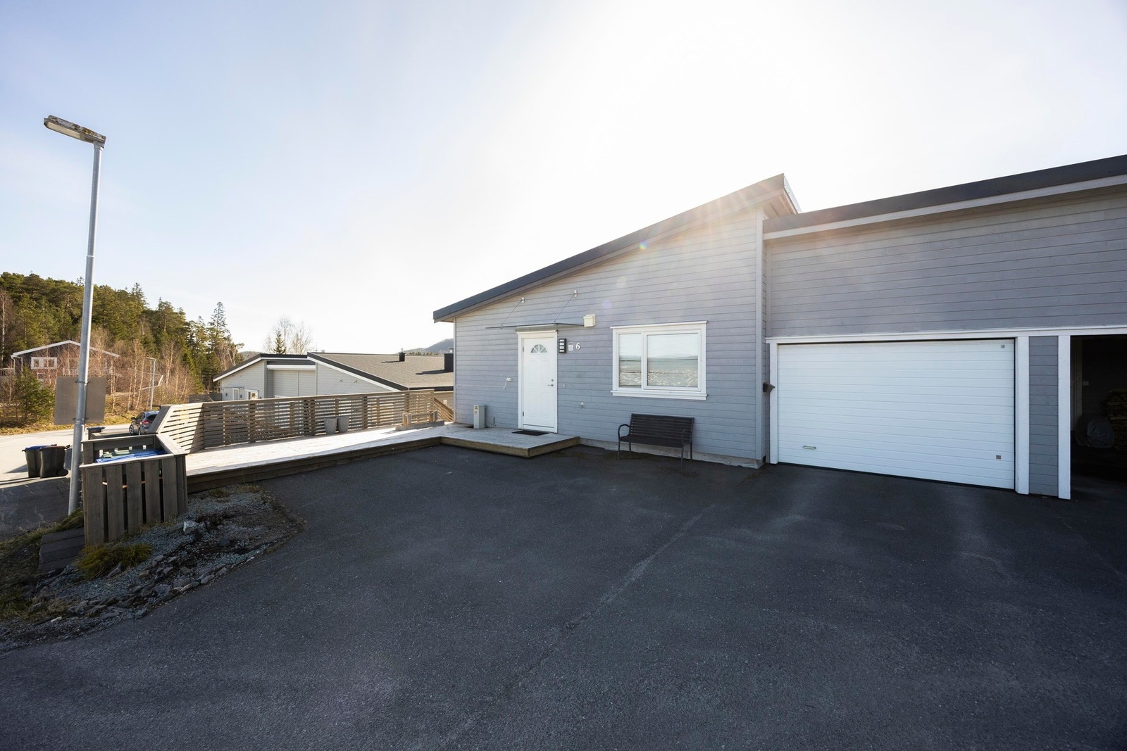 Det er asfalterte uteområder. Garasjen er ca 18 kvm, med bod på ca 6 kvm Galleribilde