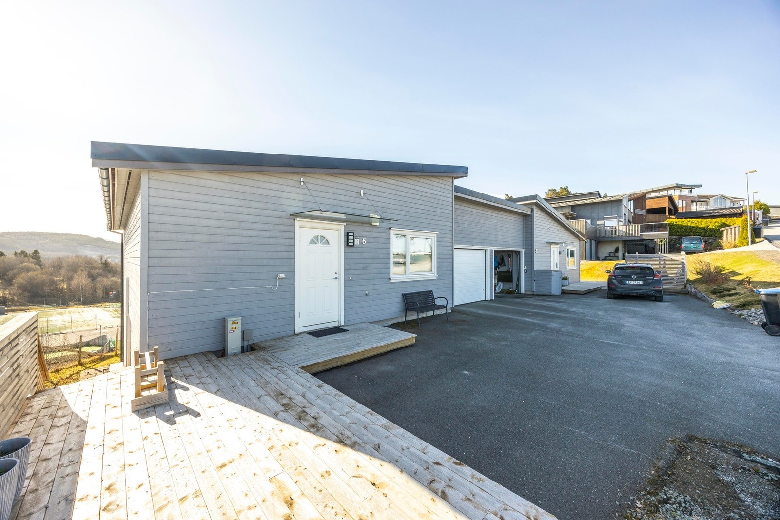 Inngangsparti med terrasse i tilknytning Galleribilde