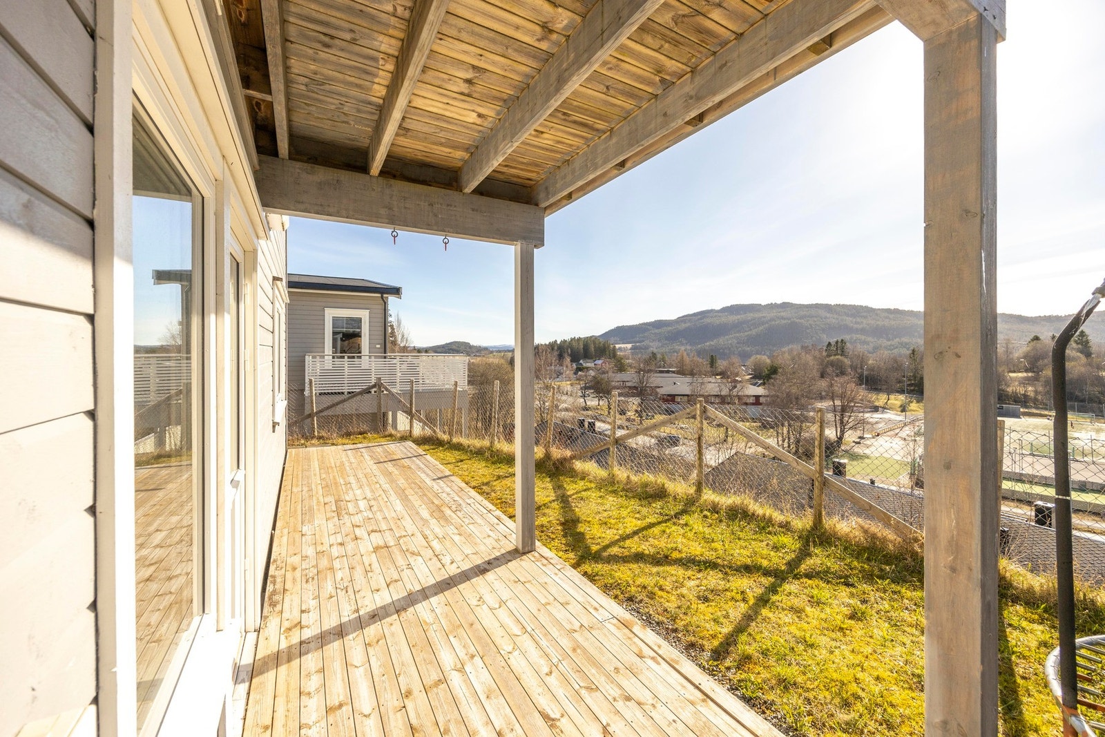 Plenlagt område med plass til f. eks trampoline Galleribilde