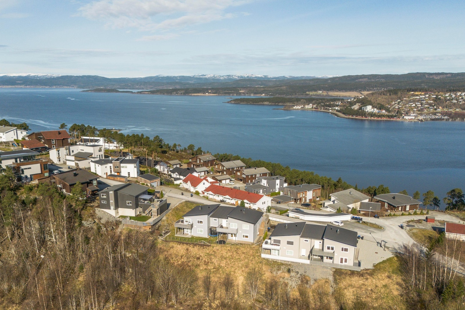Kort veg til skole, barnehage, turområder, idrettsanlegg og sentrum. Galleribilde
