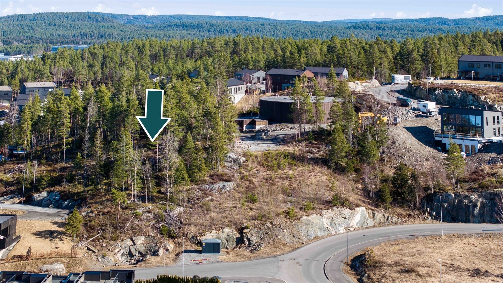 Tomten er regulert for frittliggende småhusbebyggelse, og det er tillatt å bygge eneboliger eller tomannsboliger med tilhørende garasje eller uthus. Galleribilde