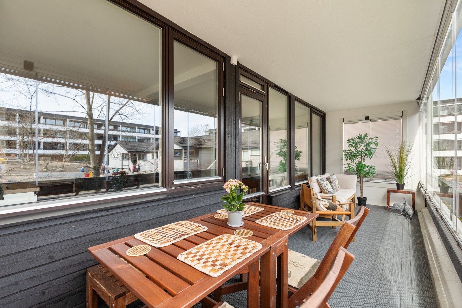 Balkongen har god plass til flere sittegrupper. Galleribilde