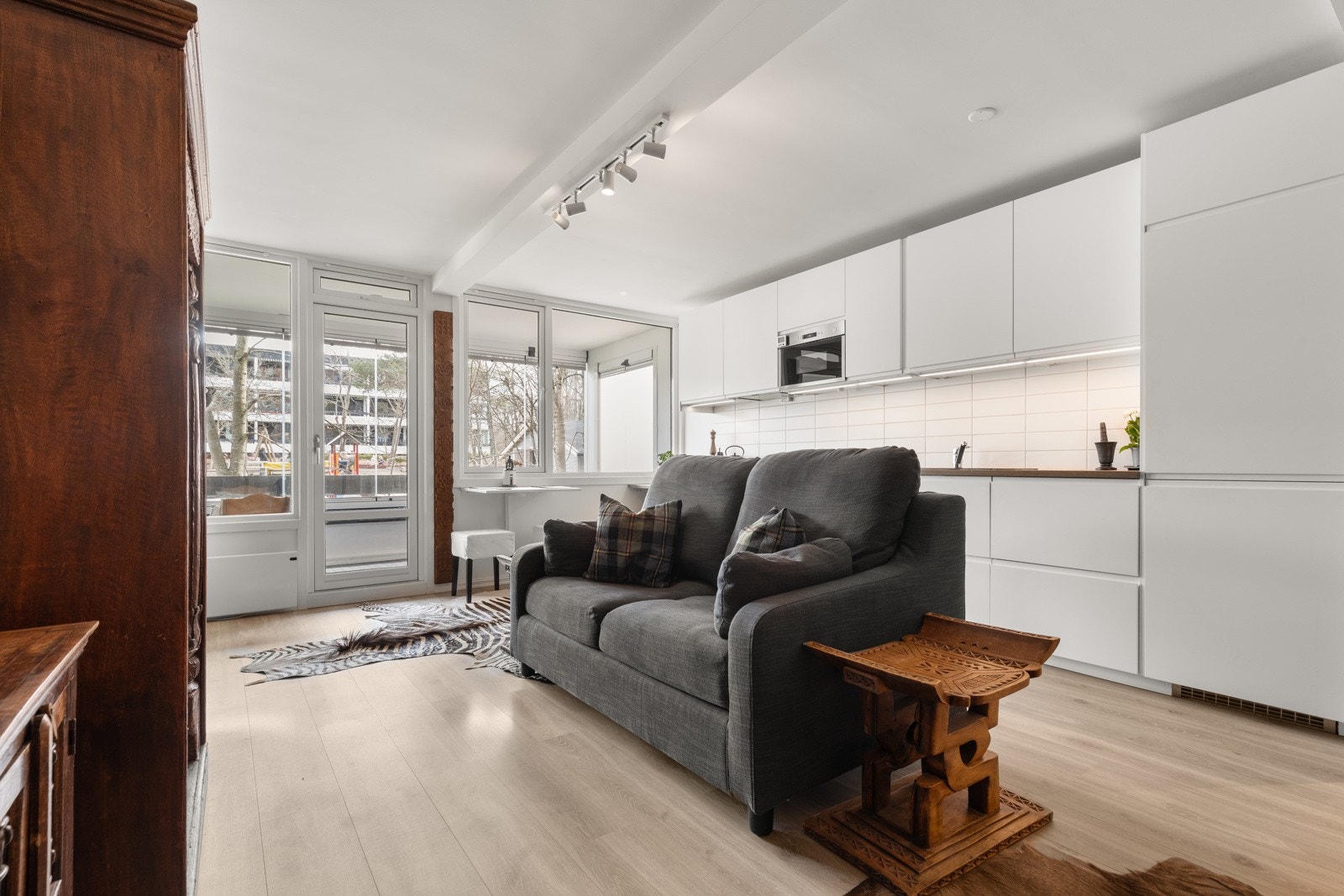 Stuen i leiligheten er et funksjonelt og fleksibelt rom med god plass for ulike møbleringsløsninger. Du kan enkelt innrede med både sofa, spisebord og tv-seksjon, og det er plass til å skape egne soner for avslapning og underholdning. Galleribilde