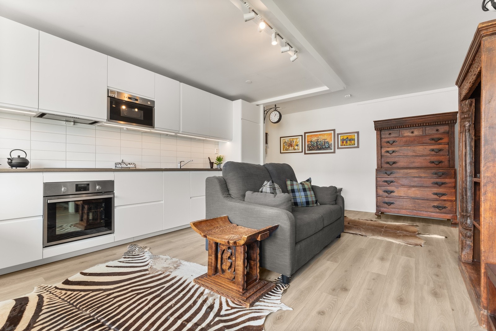 Lyst og hyggelig kjøkken som er i åpen løsning i stuen. Kjøkkenet er utstyrt med moderne IKEA innredning som tilbyr rikelig med lagringsplass gjennom benkeskap, veggskap og høyskap. Galleribilde
