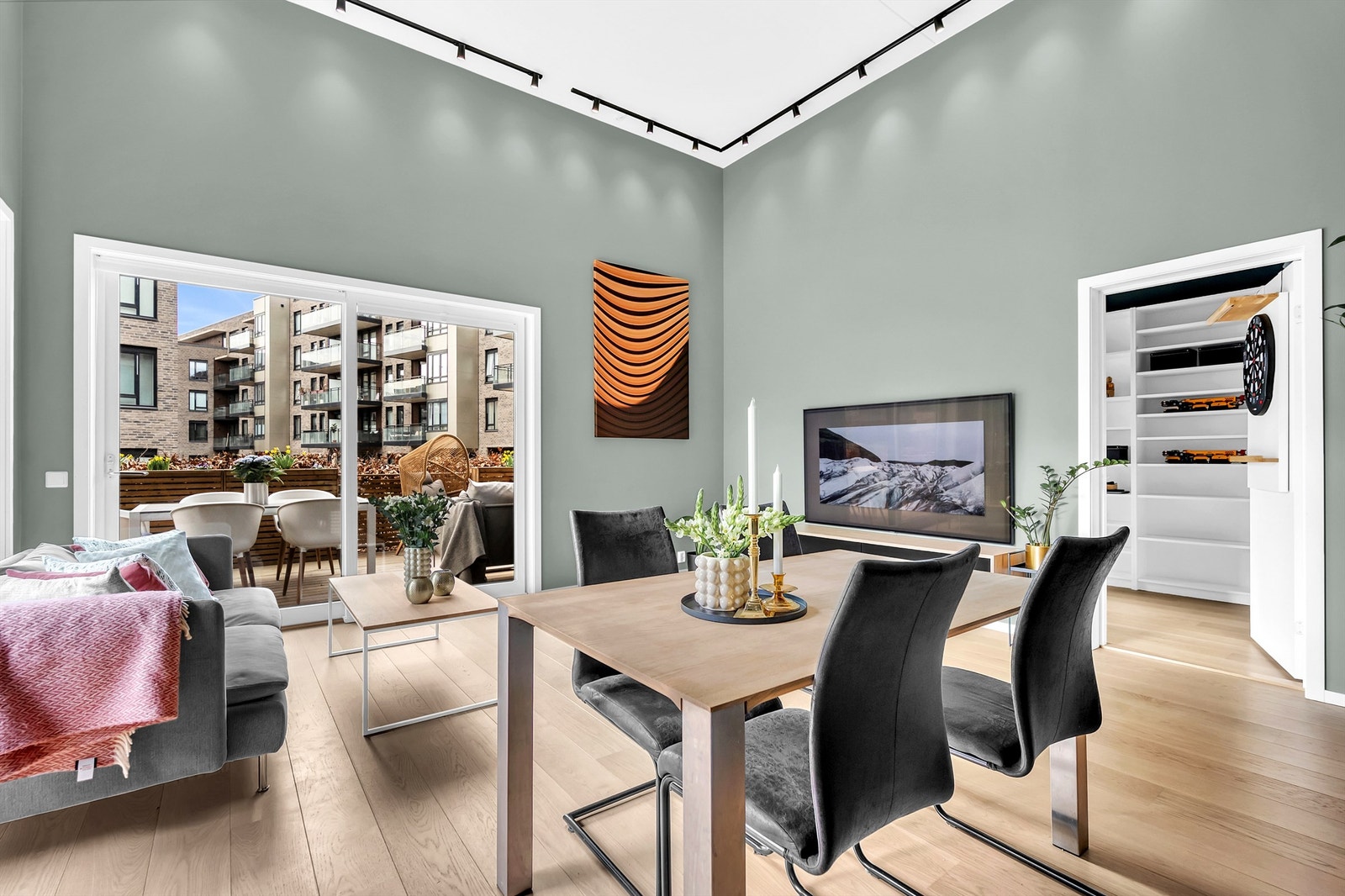 Leiligheten er malt i tidsriktige og moderne farger. Galleribilde