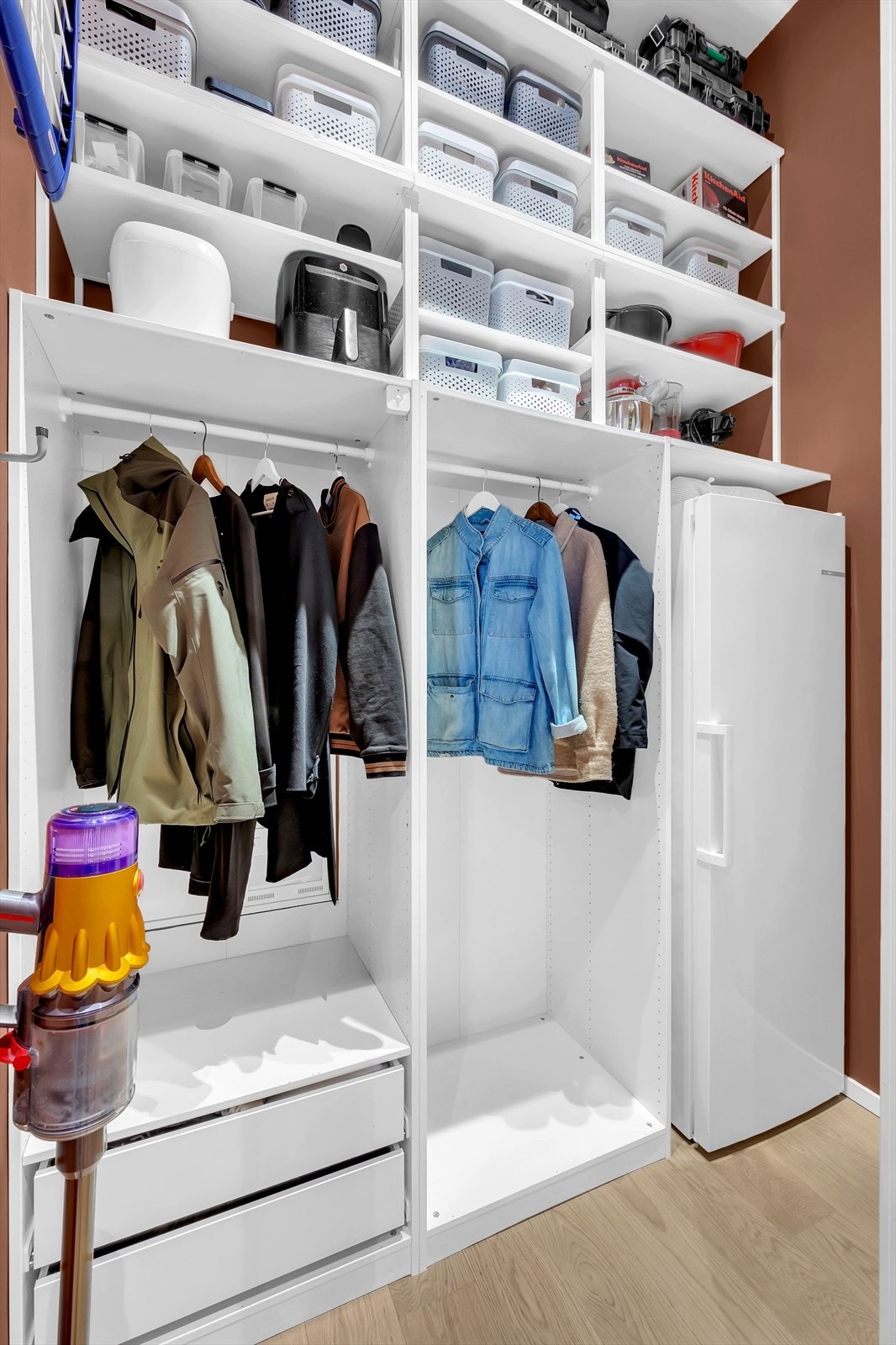 Praktisk garderobe ved entréen. Galleribilde