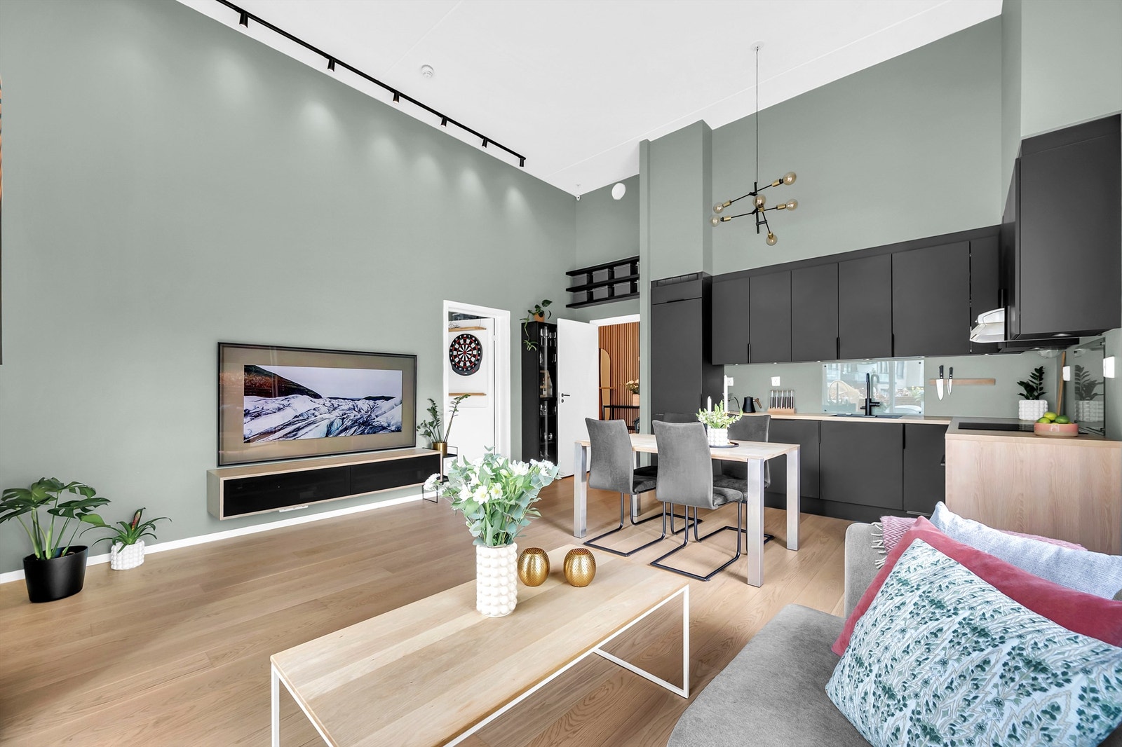 I fin overgang mot kjøkkenet er det også god plass for å innrede med et spisebord. Galleribilde
