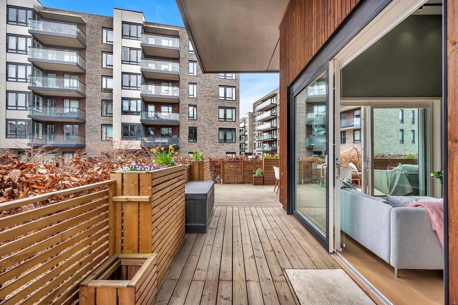 Leiligheten har skyvedører ut til terrassen som føles ut som en forlengelse av stuen. Galleribilde