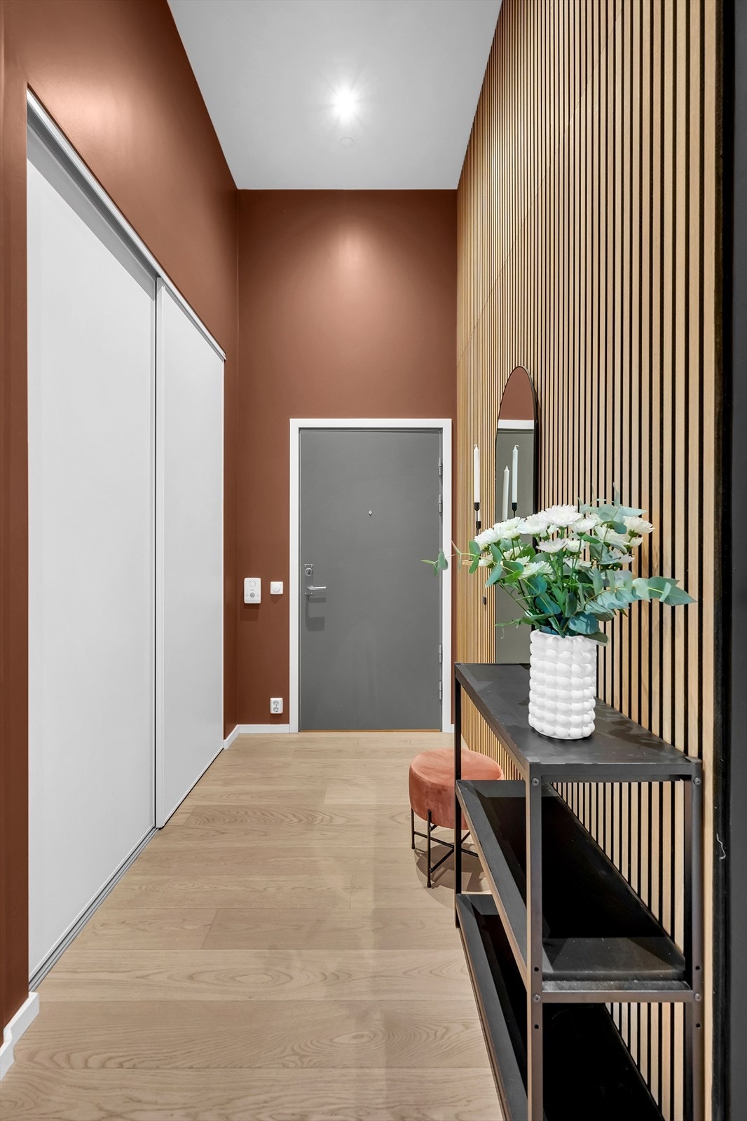 Her er det god plass til å henge fra seg yttertøyet og sette fra seg sko i en romslig skyvedørsgarderobe. Galleribilde