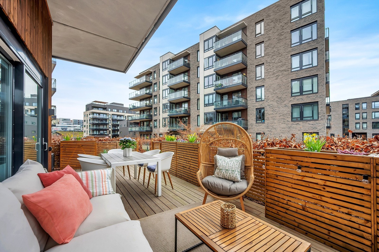 Fra stuen kommer du ut til boligens sørvestvendte terrasse på ca. 36 kvm. Galleribilde