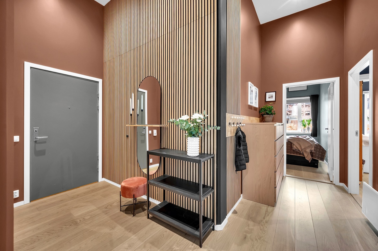Velkommen inn! Leilighetens entré er lys og innbydende og gir et svært godt førsteinntrykk av boligen. Galleribilde