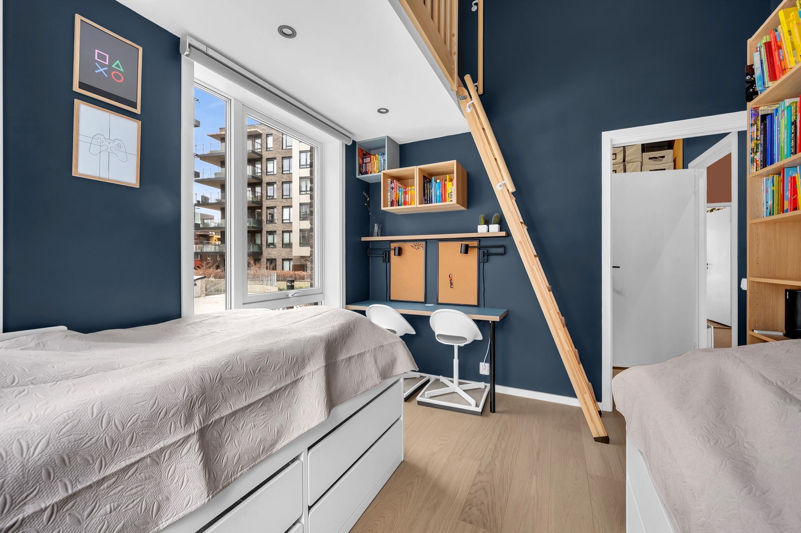 Det er laget en flott hems med ytterligere oppbevaringsplass eller tv-stue for barna. Galleribilde