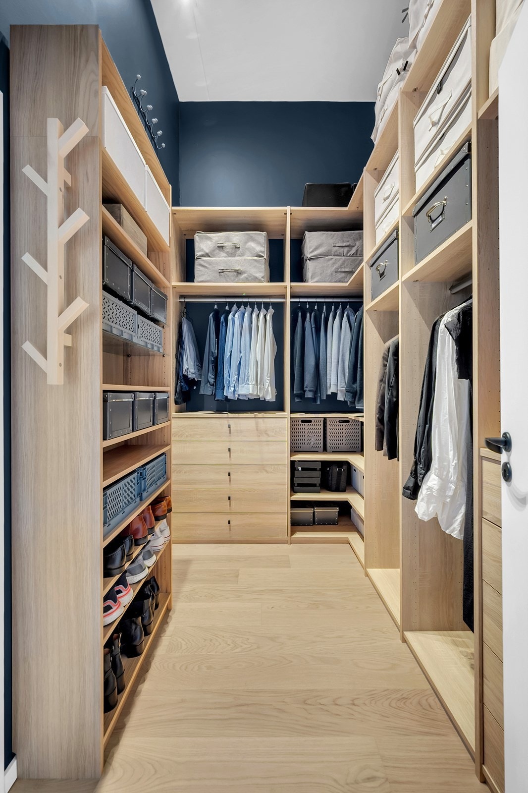 Fra det største soverommet er det også direkte adkomst til en romslig walk-in garderobe med svært god oppbevaringsplass. Galleribilde