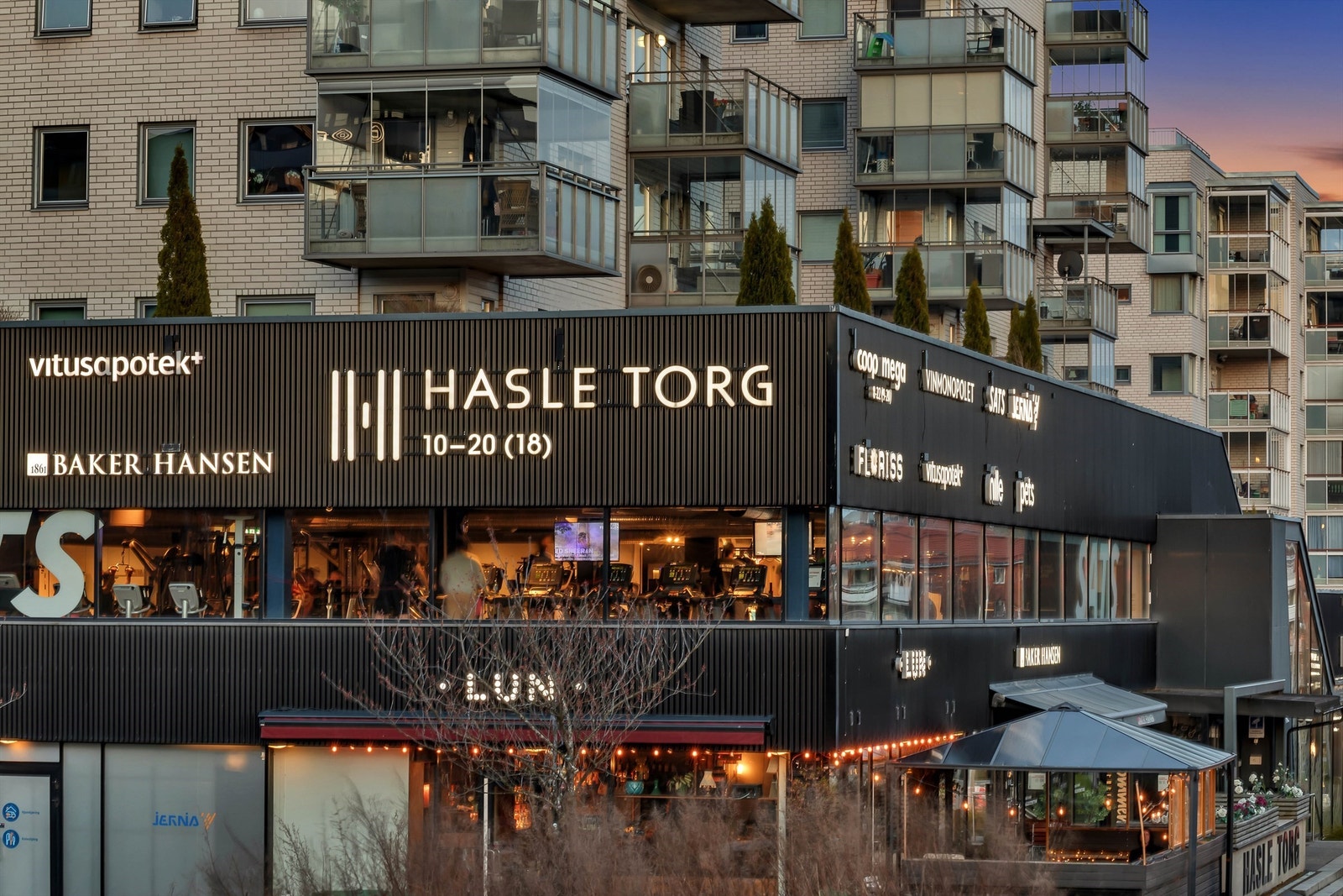 Kort vei til Hasle Torg med T-bane, treningssentre, butikker, vinmonopol, matforretninger og kaféer. Galleribilde