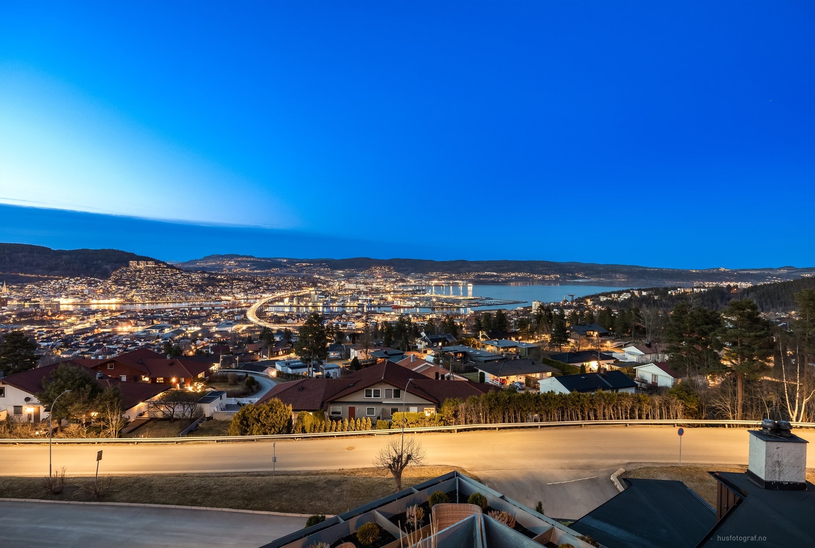 Utsikt over Drammen, Lier og havnebassenget samt fjorden Galleribilde