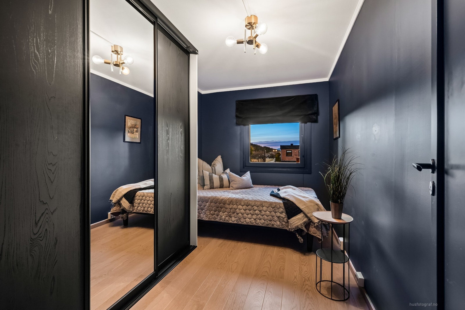 Soverom 3 med plassbygget skyvedørsgarderobe fra Elfa Galleribilde