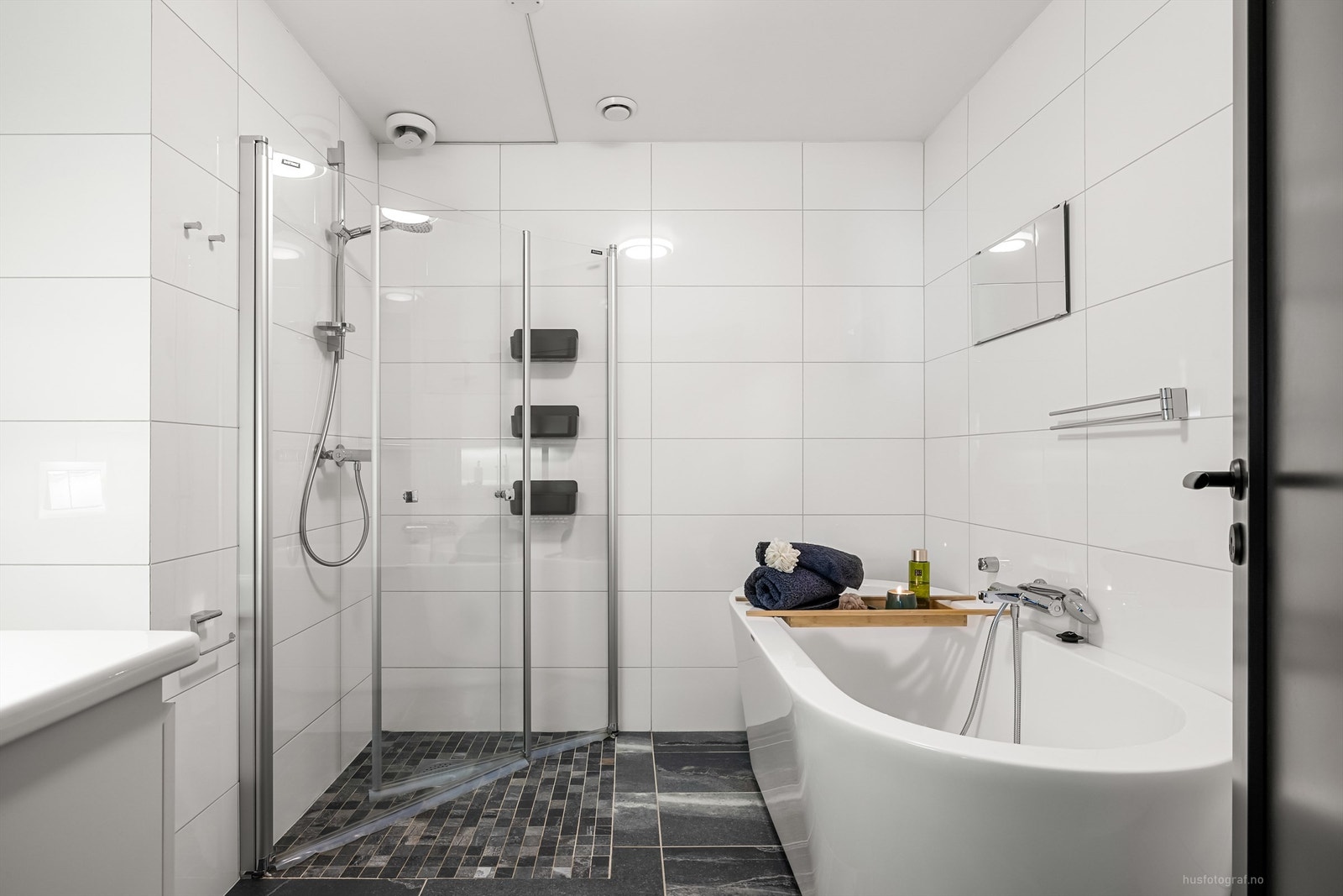 Badet ble oppgradert i 2016 herunder ny flis-på-flis (gulvfliser), ny tettesjikt, ny innredning, nytt toalett, nytt badekar, nytt røropplegg og to nye sluk Galleribilde