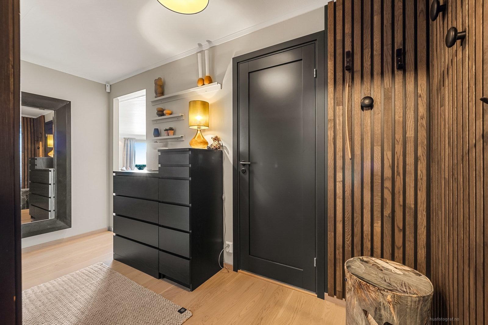 Entré med 1-stavs parkett på gulv, spilevegg samt malte vegger og malt himling Galleribilde