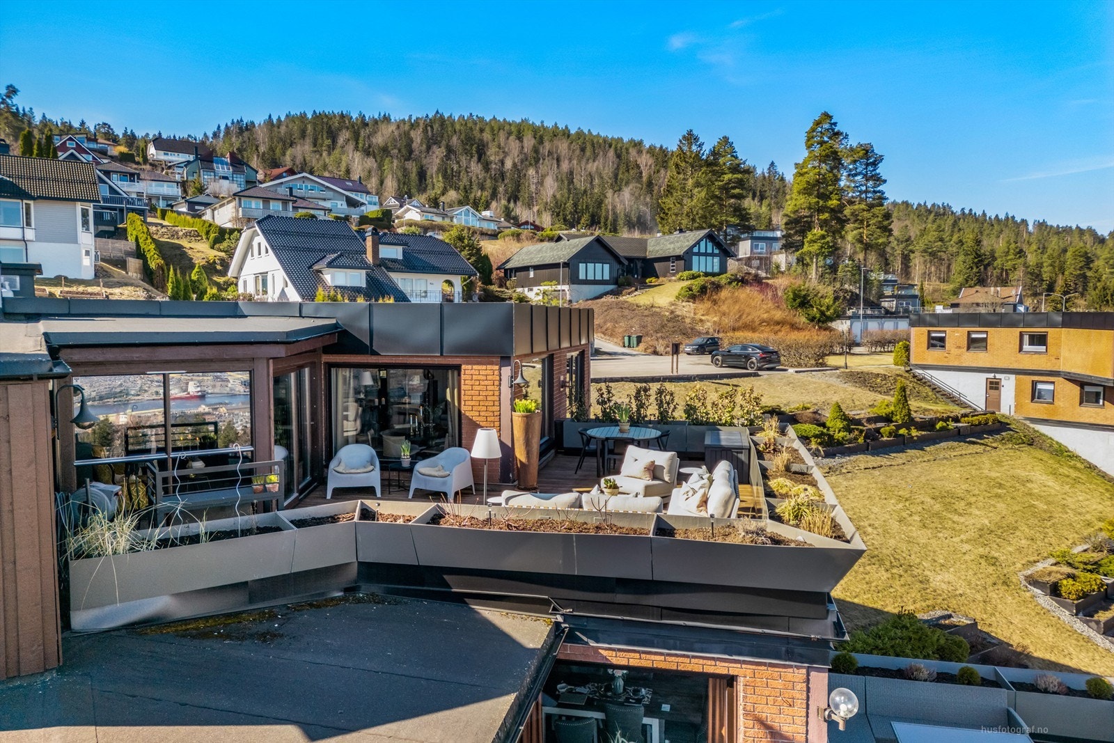 Terrassen har sol fra ca. kl. 06.00 til 21.30 (midtsommerstid) iflg. selger Galleribilde