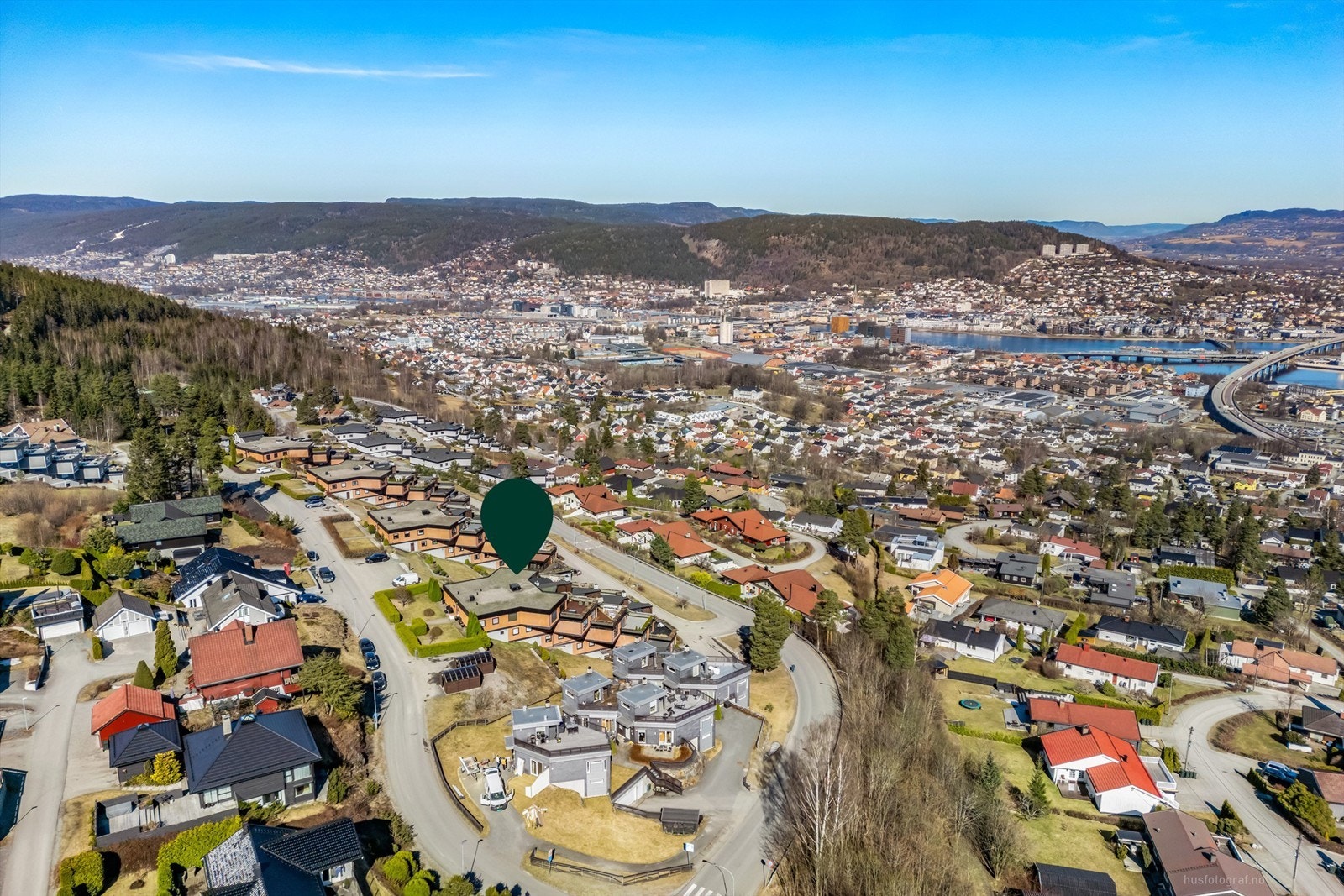Forøvrig er det gjesteparkering på utvendig parkeringsområde på sameiets tomt Galleribilde
