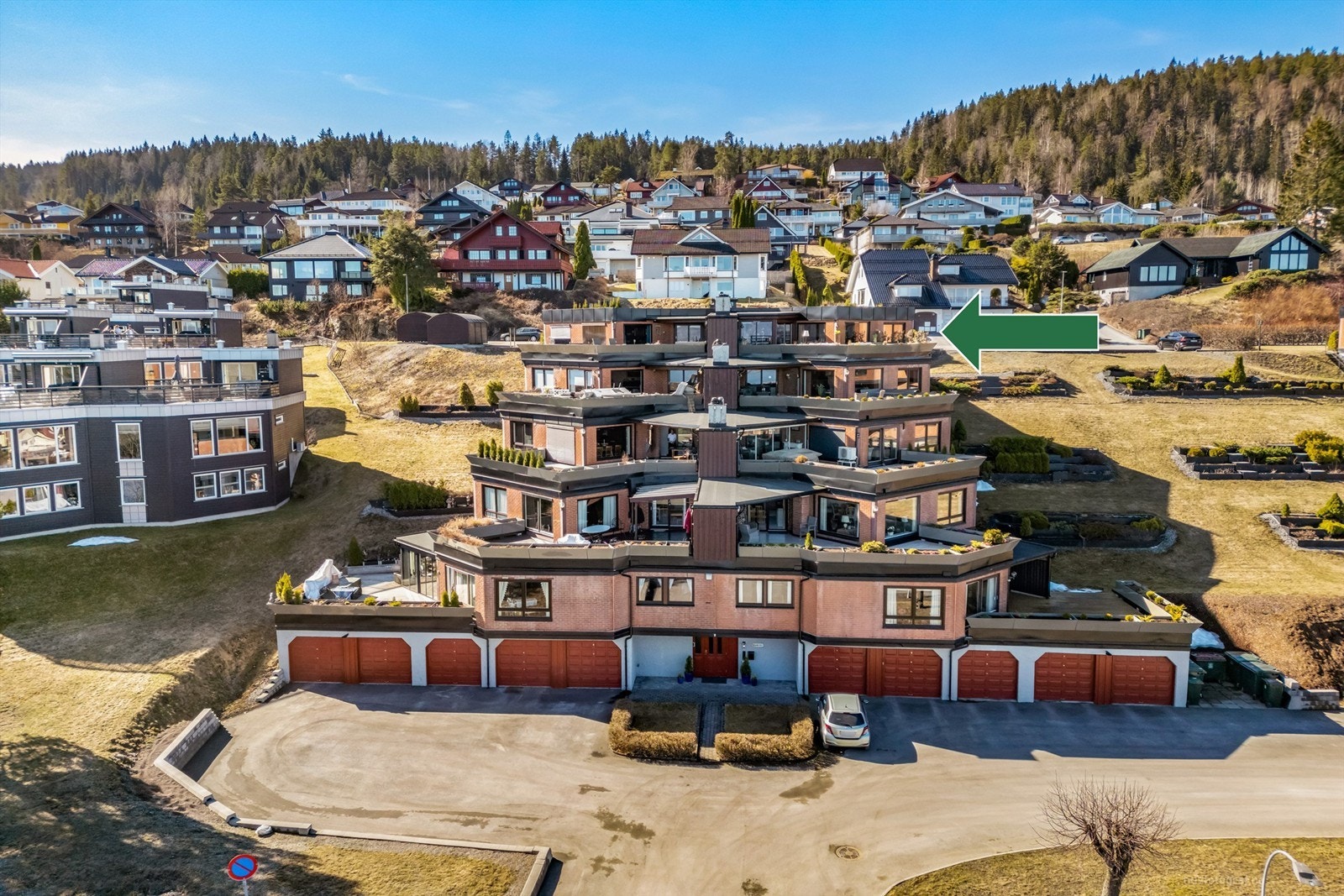 Leiligheten har lagringsplass i en utebod på terrassen og disponibel bod i etasjen under Galleribilde