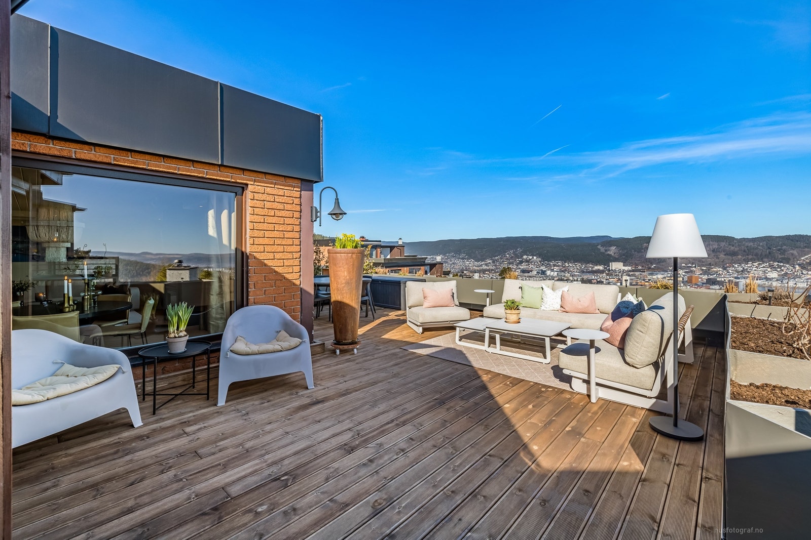 Terrasse med impregnerte gulvbord, rekkverk av blomsterkasser og utvendig belysning Galleribilde
