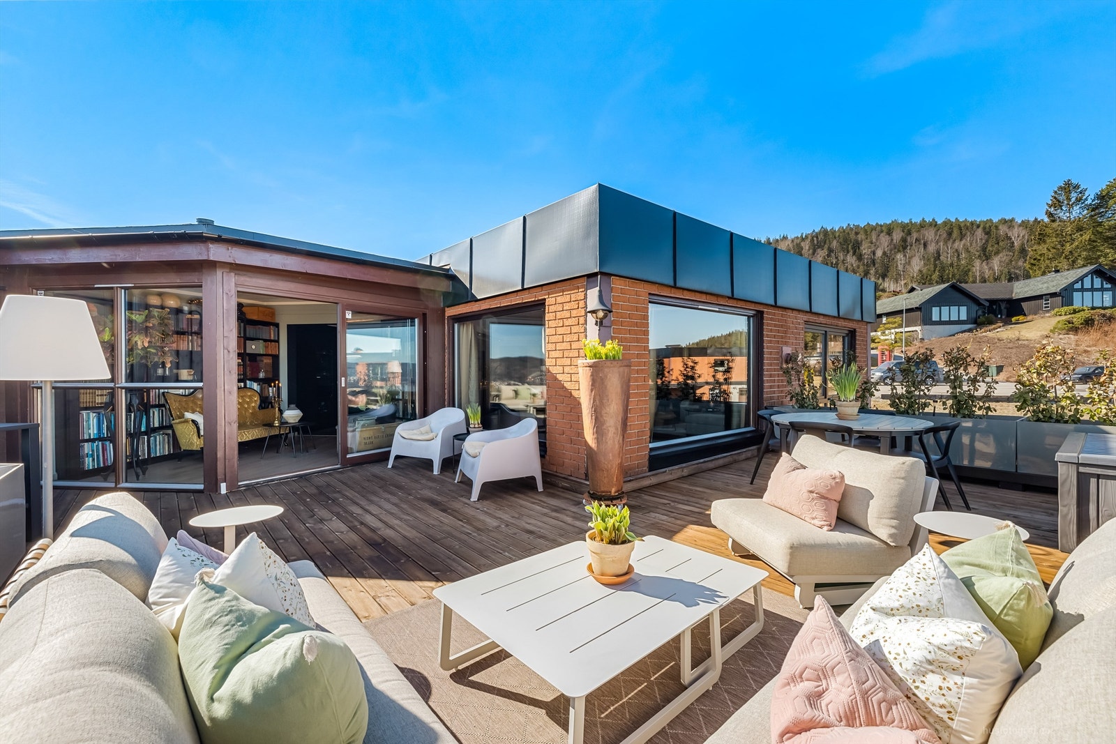 Romslig nordvestvendt terrasse på ca. 44 kvm Galleribilde