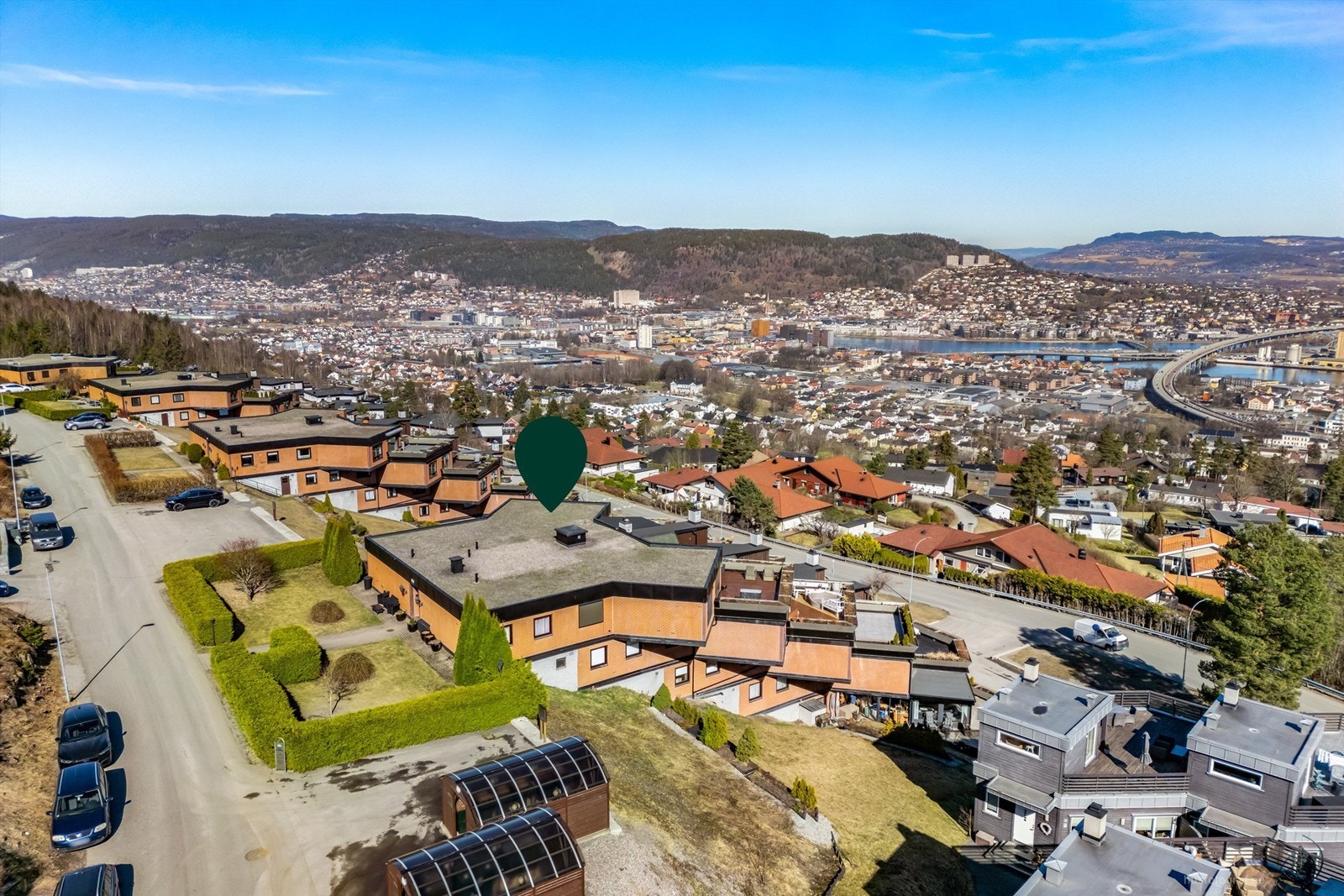 Medfølgende garasjeplass i frittstående rekke med el-billader Galleribilde
